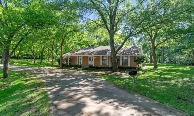DeSoto House | Budget-Friendly Guest Quarters: Country in the City Escape