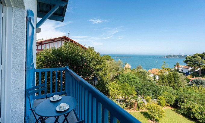 Ciboure Bed & Breakfast | Guest Room 'L'annexe - Room' with Sea View, Balcony and Wi-Fi
