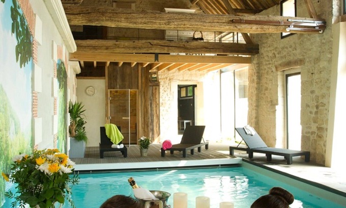 Noyant-et-Aconin Bed & Breakfast | Inviting Rooms with Jacuzzi, Pool and Private Sauna