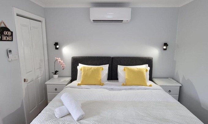 Glen Alpine Apartment | Top-Rated Guest Studio with Pool in Campbelltown