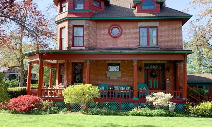Murray Apartment | Comfortable Guest Suite at The Red House with Private Entrance