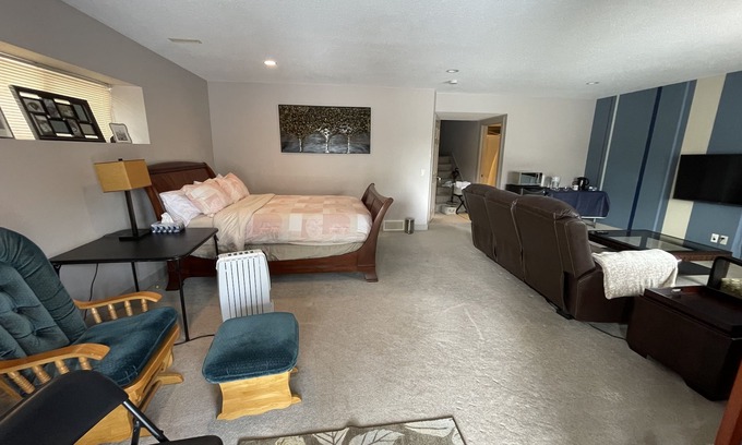 Royal Oak House | Private Entrance Guest Suite in NW Calgary with Pool & Spa