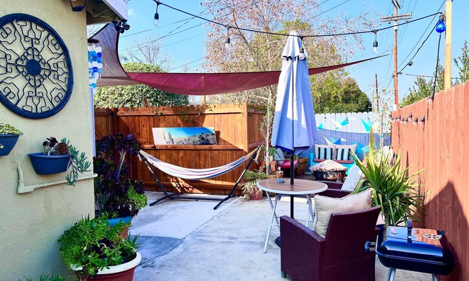 Encino House | Unforgettable Guest Unit with Lake View & Spa Amenities