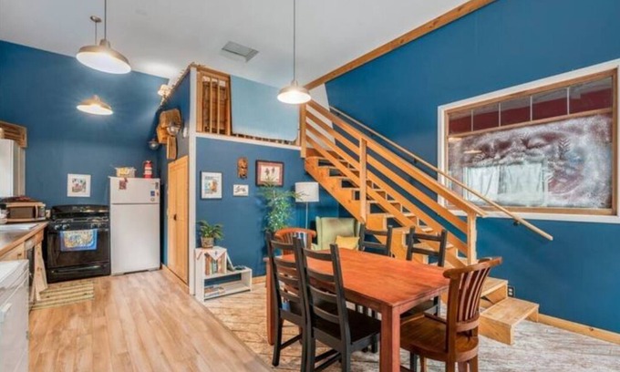 Gatewood Cottage | Discover Guesthouse Steps from Lowman Beach with Ocean Views