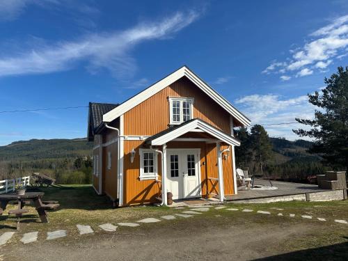 Ringsaker House | Cozy Guesthouse Near Sjusjoen with Ocean Views & High Rating