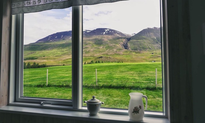 Oxnadalur Valley House | Eco-Friendly Guesthouse Bægisá with Spa & Pool Amenities