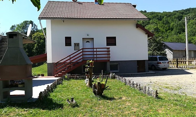 Seliste House | Budget-Friendly Getaway at Guesthouse Bubalo with Pool