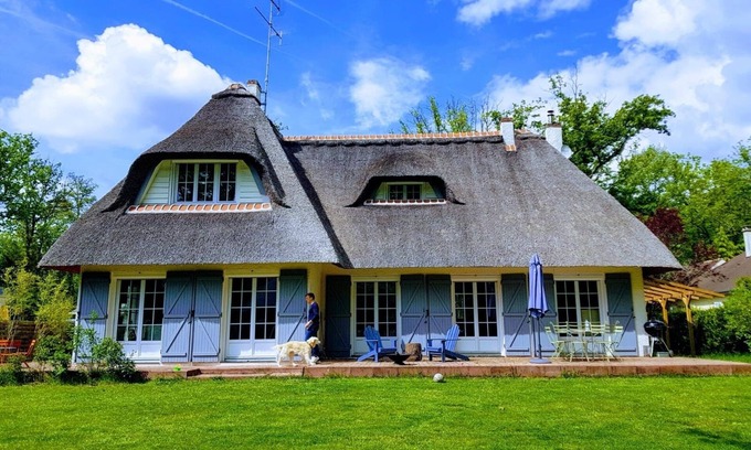 Lamorlaye House | Serene Guesthouse: Peaceful Retreat Near Paris
