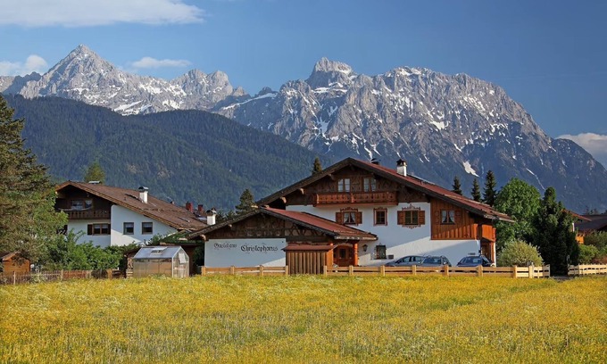 Kruen Apartment | Mountain View Apartment "Bergkristall" with Shared Garden