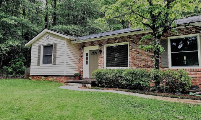 Opelika House | Cozy Guesthouse with Private Backyard & Spa Amenities