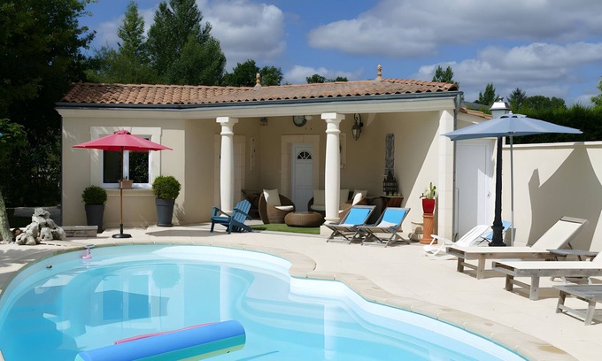 Saint-Aubin-de-Medoc Bed & Breakfast | Guesthouse 'Les Hortensias du Monastère' with Private Pool, Shared Terrace, and Wi-Fi
