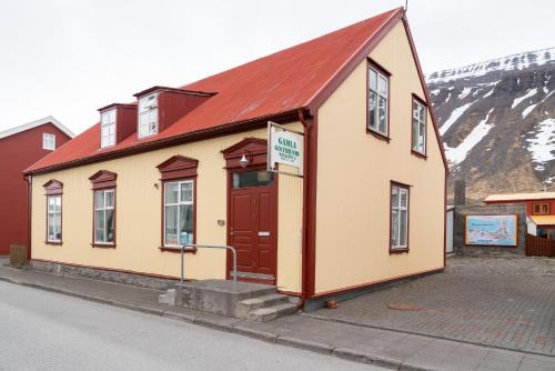 Isafjordur House | Guesthouse Ísafjördur - Gamla: Cozy Stay with Family Amenities
