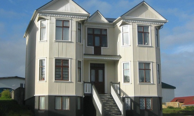 Vestmannaeyjar House | Guesthouse Hóll: Family-Friendly Retreat with Breakfast Included