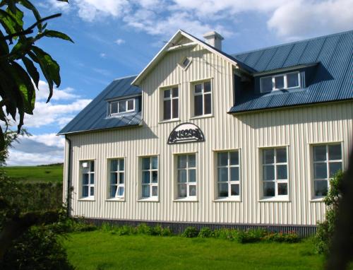Hvolsvollur House | Comfortable Guesthouse Húsid with Breakfast & Family Friendly