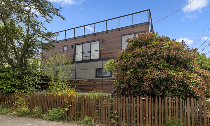 Fremont House | Top-Rated Guesthouse in Phinney Ridge with Rooftop Views