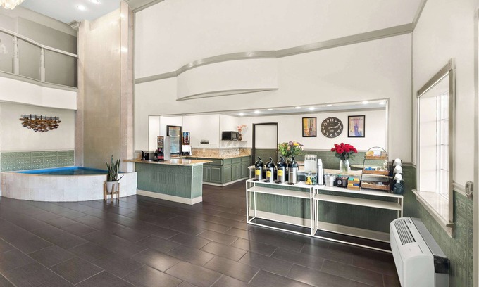 Kelso Hotel | Inviting GuestHouse Kelso Longview: Pool, Spa & Family Fun