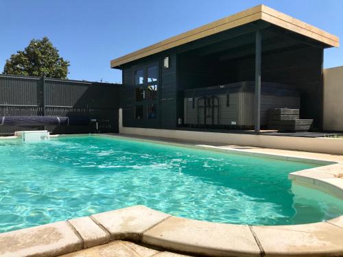 Lunel Apartment | Discover GuestHouse La Costière: Pool & Jacuzzi Retreat
