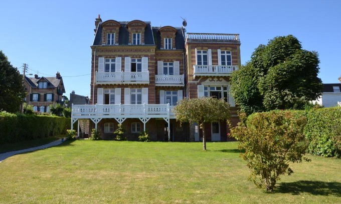 Villers-sur-Mer Bed & Breakfast | Discover Guesthouse La Mascotte: Rated 9.5/10 by Guests
