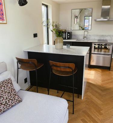 Saro House | Ideal Guesthouse Steps from the Ocean with Hot Tub