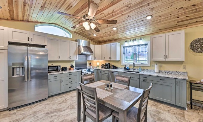 Marlinton House | Inviting Marlinton Home with Hot Tub & Mountain Views