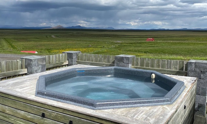 Adaldalur House | Eco-Friendly Guesthouse Stöng with Hot Tub and Breakfast