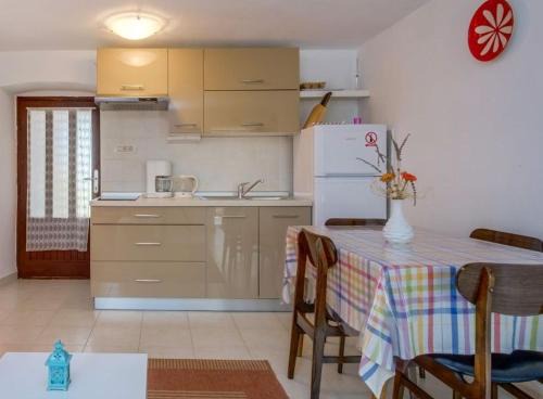 Sveti Jakov Apartment | Top-Rated Guesthouse Stivan: Family-Friendly Retreat