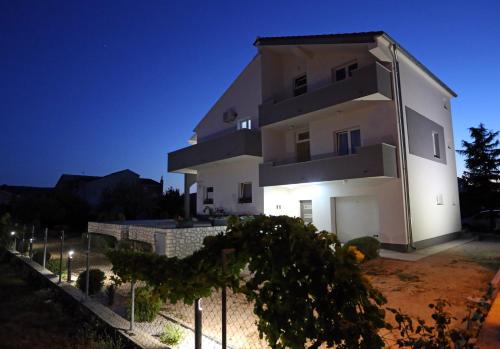 Gradina House | Ideal Stay at Guesthouse Villa DomeNico with Hot Tub & Breakfast