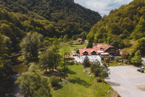 Kumrovec House | Cozy Guesthouse Villa Zelenjak Ventek with Hot Tub Access