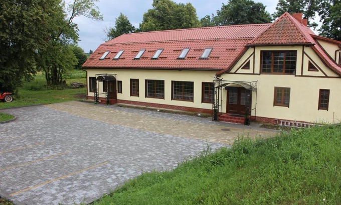 Berezhkovskoye Hotel | Inviting Guesthouse Waldhauzen: Pet-Friendly & Family Amenities