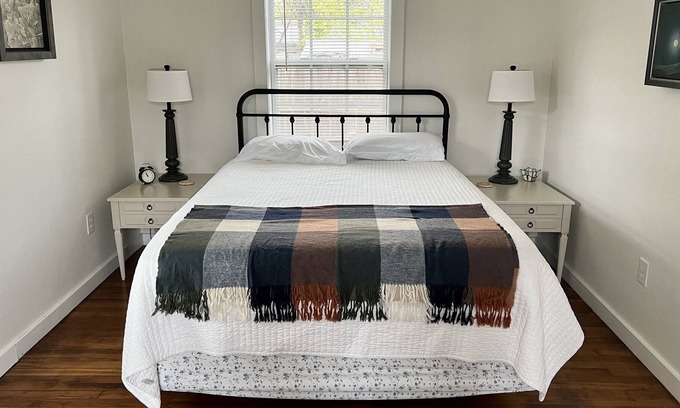 Johnson City Apartment | Guesthouse walking distance from downtown square in Johnson City
