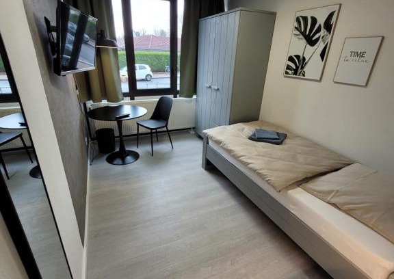 Juelich Apartment | Cozy Guesthouse WI Rooms with Full Kitchen Amenities