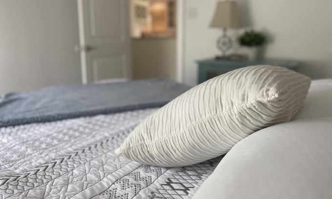 Roanoke Condo | Relaxing Guesthouse with Pool, Spa, and Pet-Friendly Options