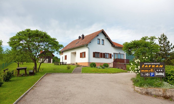 Smoljanac House | Cozy Guesthouse Žafran: Pet-Friendly with Breakfast Included