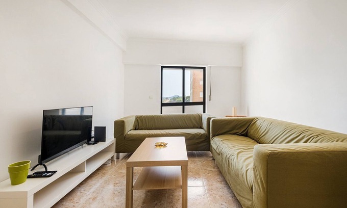 Algueirao - Mem Martins Apartment | GuestReady - Chic relaxation in the suburbs