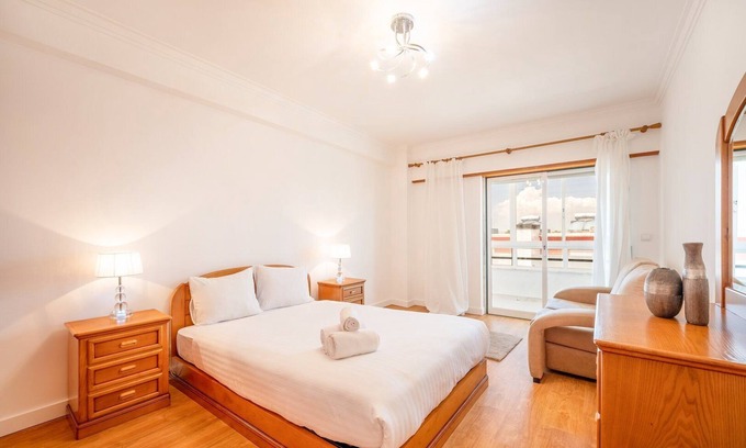 Charneca de Caparica e Sobreda Apartment | Oceanfront Haven: GuestReady - Caparica Beach Retreat