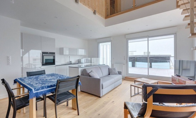 Le Bouscat Apartment | Stylish 2 BR Terrace Retreat Near Bordeaux with Great Amenities