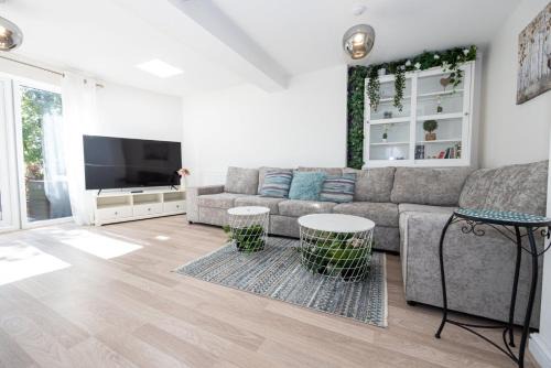 Eccles Apartment | Tranquil GuestReady Escape by the River - Child Friendly Stay