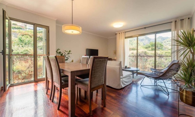 Santa Cruz Apartment | Modern GuestReady Hotel with Ocean View and Breakfast