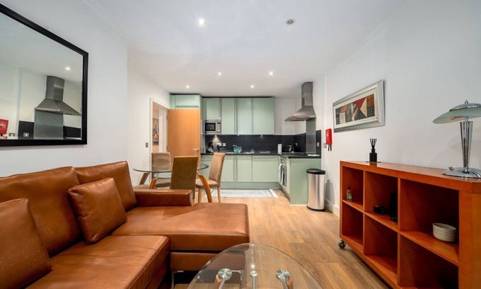 Portsoken Apartment | Discover GuestReady: Prime Location & Family-Friendly Amenities