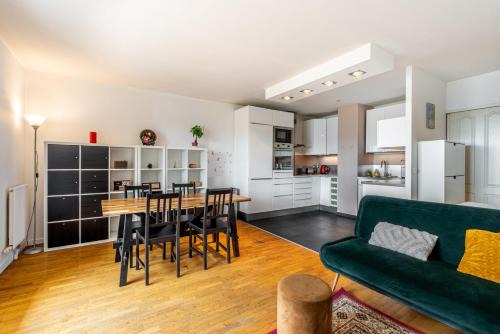 Faubourg de l'Arche Apartment | Elegant Stay at GuestReady, Steps from the Eiffel Tower