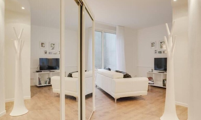 Moliere - Edgard Quinet Apartment | Delightful Ivory Flat Near Tête d'Or Park with Spa & Kitchen