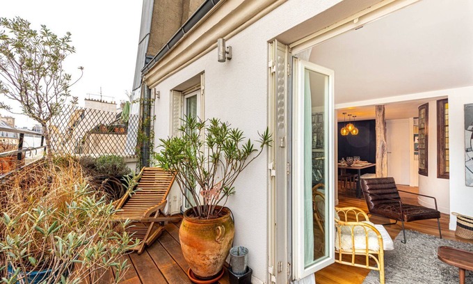 Quartier du Faubourg-Montmartre Apartment | Sky-High Sanctuary: Central Paris Getaway with Spa & Kitchen