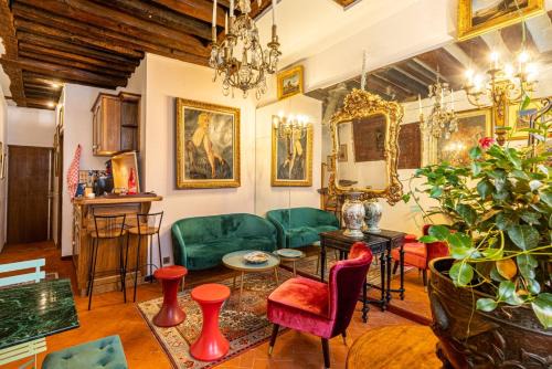 Paris City Center Apartment | Elegant Gilded Beauty Steps from Sainte-Chapelle
