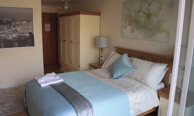 Queenhithe Apartment | GuestReady - Cozy Ensuite Room with Balcony & Spa Access