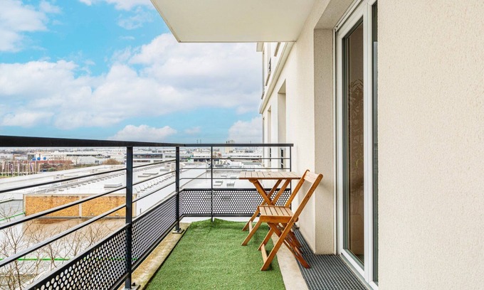 Rosny-sous-Bois Apartment | GuestReady - Elegant Escape with Scenic City Views