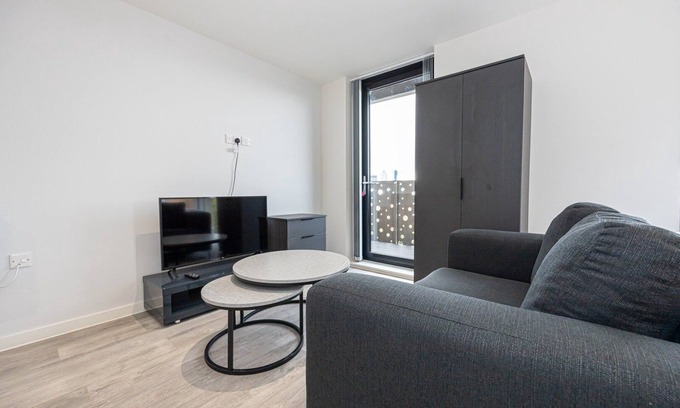 Vauxhall Apartment | GuestReady - Premier Studio with Spa in Liverpool, Rated 10/10