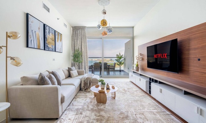 Palm Jumeirah Apartment | Glamorous GuestReady Living in Palm Jumeirah with Spa