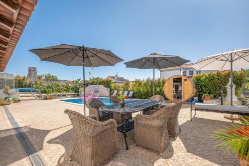 Lagoa de Albufeira House | GuestReady - Elegant Villa with Oceanfront Pool & Views