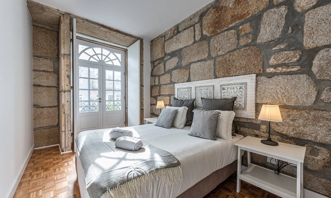 Sao Nicolau Apartment | GuestReady - Grandeur River Balcony with Family-Friendly Amenities