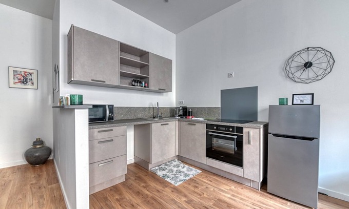 Republique - Tolstoi Apartment | Relaxing Grey Velvet Retreat in Villeurbanne with Spa